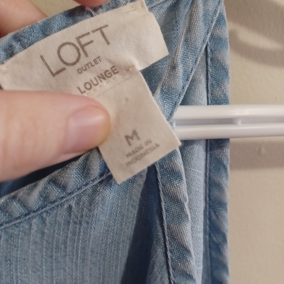 Loft Women's Outlet Tie Neck Denim Style Chambray Tank Top Sz M Lyocell - Picture 3 of 9